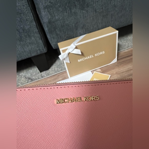 Michael Kors Jet Set Travel Large Saffiano Leather Quarter-Zip Wallet - Picture 3 of 6